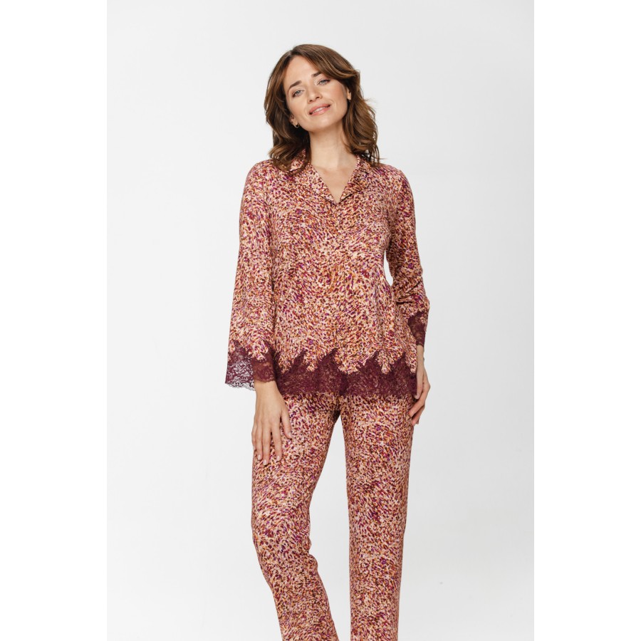 Pijama amplio rojo rosa estampado sobre fondo neutro
